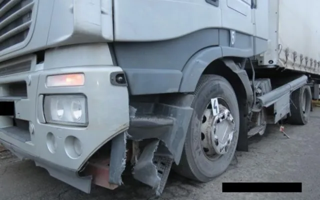 Nepozorný řidič vjel přímo pod kamion. Škoda je čtvrt milionu. Foto: Policie ČR