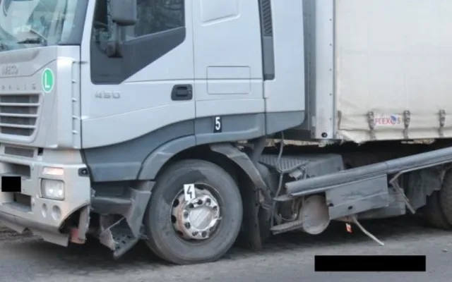 Nepozorný řidič vjel přímo pod kamion. Škoda je čtvrt milionu. Foto: Policie ČR
