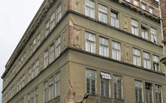 Exteriér papíren. Foto archiv A. Řičánkové