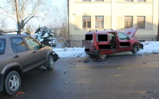 Nedání přednosti odnesla dvojice spolujezdců zraněním. Foto: Policie ČR