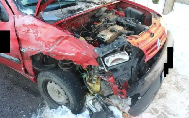 Nedání přednosti odnesla dvojice spolujezdců zraněním. Foto: Policie ČR