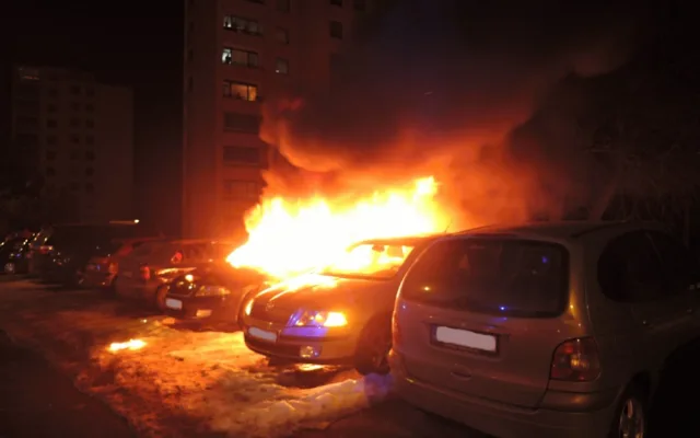 Škodovka lehla popelem. Zapálil jí někdo úmyslně? Foto: HZSLK