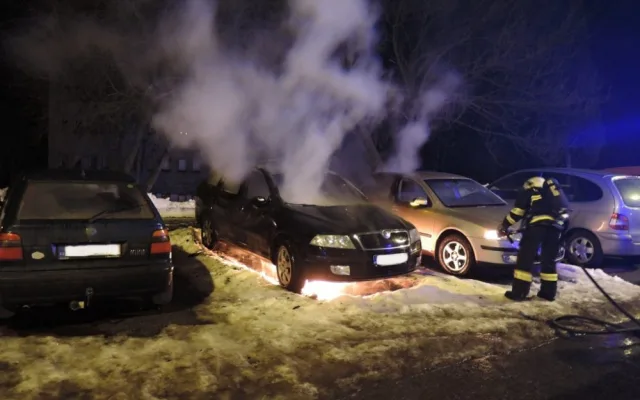 Škodovka lehla popelem. Zapálil jí někdo úmyslně? Foto: HZSLK