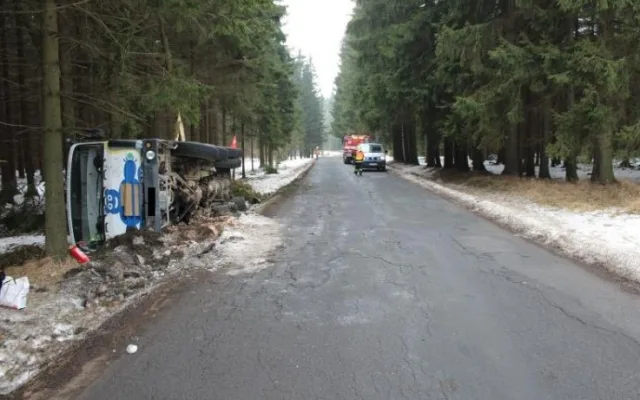 Neopatrný řidič vylil do lesa několik metráků betonu. Foto: Policie ČR