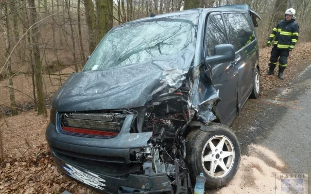 Silnice u Václavic byla pro dvě dodávky úzká. Foto: Hasiči Hrádek nad Nisou