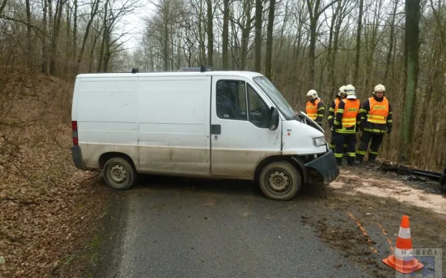 Silnice u Václavic byla pro dvě dodávky úzká. Foto: Hasiči Hrádek nad Nisou