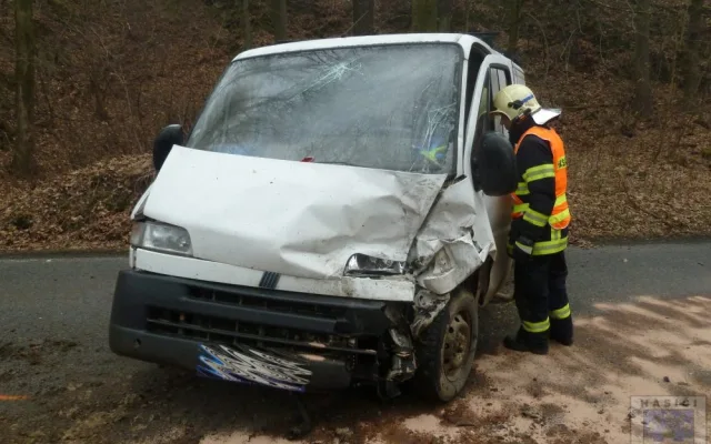 Silnice u Václavic byla pro dvě dodávky úzká. Foto: Hasiči Hrádek nad Nisou