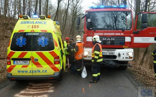 Silnice u Václavic byla pro dvě dodávky úzká. Foto: Hasiči Hrádek nad Nisou