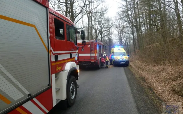 Silnice u Václavic byla pro dvě dodávky úzká. Foto: Hasiči Hrádek nad Nisou