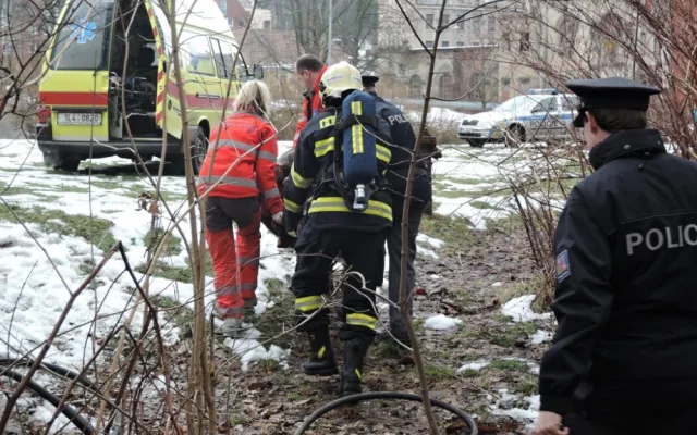 Hasiči a záchranáři odnášejí popáleného. Foto: HZS LK