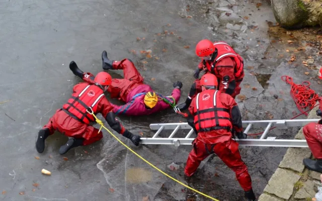 Hasiči bojovali o život topícího se muže v liberecké přehradě. Foto: HZSLK