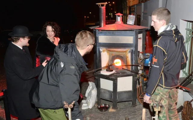 Hosté si mohli zkusit vyfouknout sklenku či medailon ve sklářské peci.