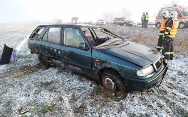 Na rychlostce havarovala Felicie, tři lidé se zranili. Foto: HZSLK