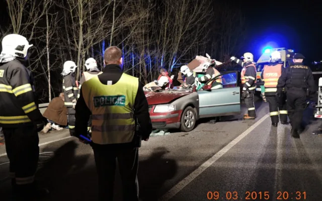 Spolujezdce museli z auta po střetu s krávou vystříhat hasiči. Foto: HZSLK