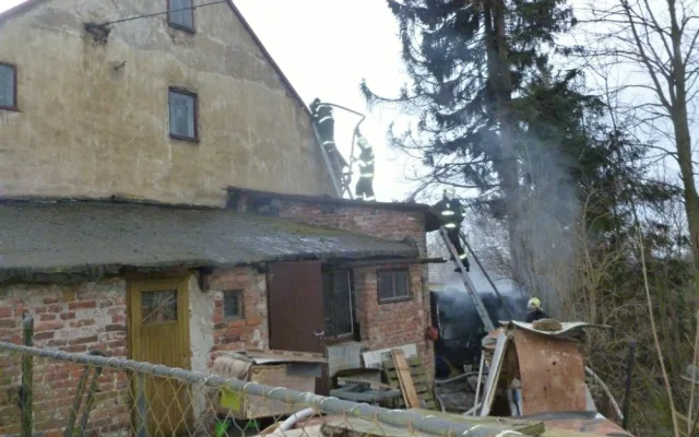 Kůlnu ve Vratislavicích zapálil vysypaný popel. Foto: HZSLK