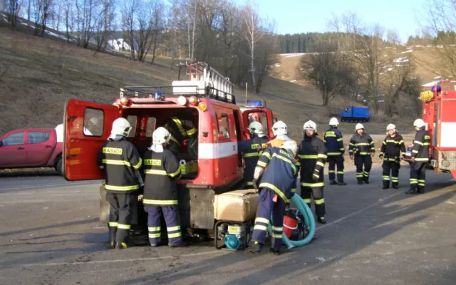 Požár horské chaty Světlanka námětem taktického cvičení. Foto: HZSLK