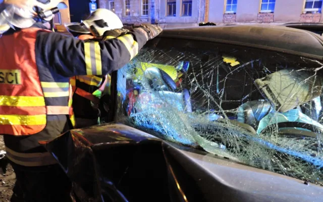 U Lučan se střetla dvě terénní auta, deset zraněných. Foto: HZSLK