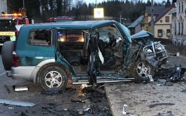 U Lučan se střetla dvě terénní auta, deset zraněných. Foto: Policie ČR