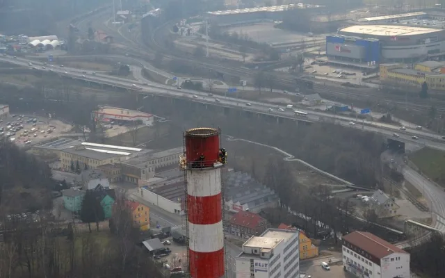 Dobrovolní hasiči nainstalovali na komín teplárny budky pro sokoly. Foto: Stanislav Mackovík