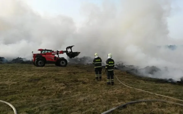 Požár hromady staré trávy zaměstnal desítky hasičů. Foto: HZSLK