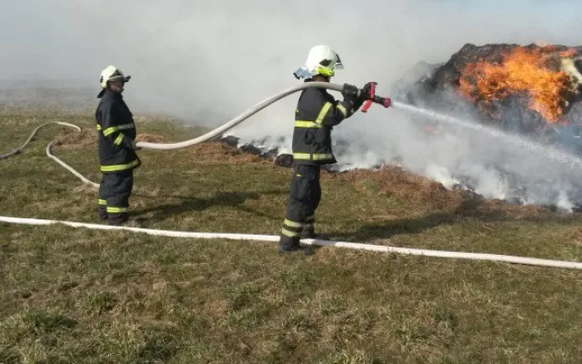 Požár hromady staré trávy zaměstnal desítky hasičů. Foto: HZSLK
