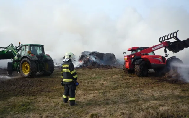 Požár hromady staré trávy zaměstnal desítky hasičů. Foto: HZSLK