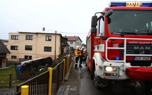 Neopatrný řidič zaparkoval Avii v zahradě. Vyvázl bez zranění. Foto: HZSLK