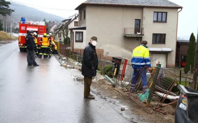 Neopatrný řidič zaparkoval Avii v zahradě. Vyvázl bez zranění. Foto: HZSLK