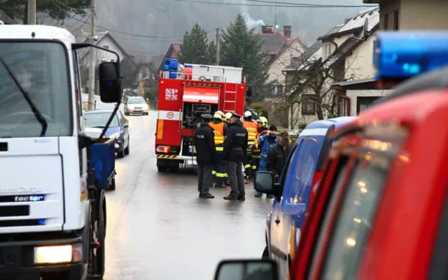 Neopatrný řidič zaparkoval Avii v zahradě. Vyvázl bez zranění. Foto: HZSLK