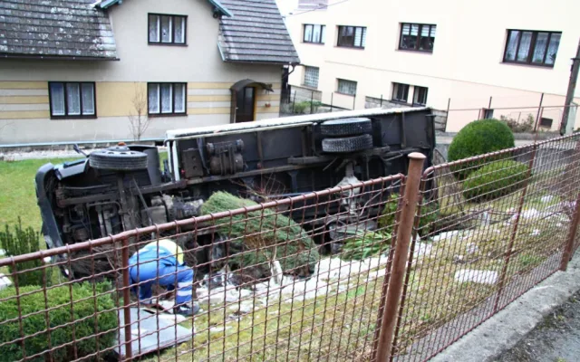 Neopatrný řidič zaparkoval Avii v zahradě. Vyvázl bez zranění. Foto: HZSLK