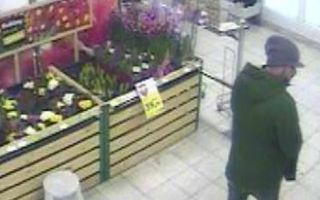 Poznáváte tohohle zloděje? Na Kunratické okradl stařenku. Foto: Policie ČR