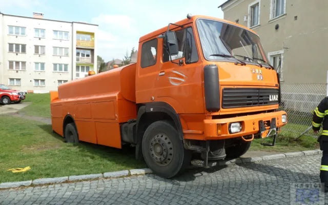 Do septiku zapadl fekální vůz, později i nepozorný chodec. Foto: Hasiči Hrádek nad Nisou