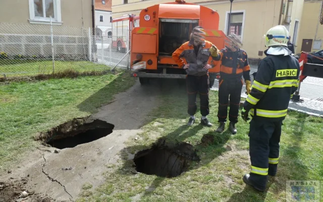 Do septiku zapadl fekální vůz, později i nepozorný chodec. Foto: Hasiči Hrádek nad Nisou