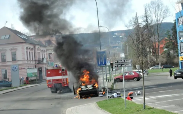 Plameny pohltily Felicii na okraji Liberce. Foto: HZS LK