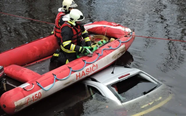 Hasiči vytáhli z koryta Jizery u Turnova Fabii. Foto: HZSLK