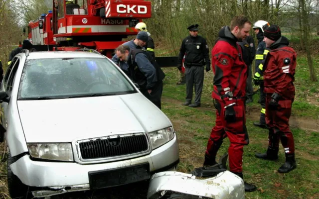 Hasiči vytáhli z koryta Jizery u Turnova Fabii. Foto: HZSLK