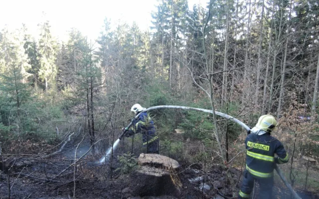 Další požár hektaru lesa, sucho nahrává lesním požárům. Foto: HZSLK
