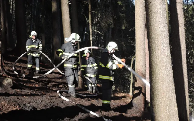 Další požár hektaru lesa, sucho nahrává lesním požárům. Foto: HZSLK