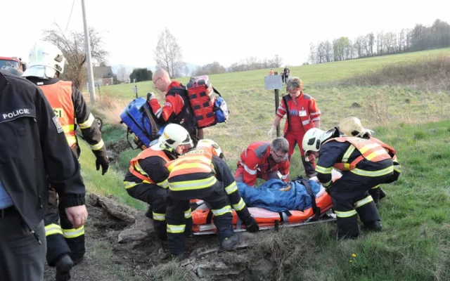 U Frýdlantu havarovalo auto. Řidiče transportoval vrtulník. Foto: HZSLK