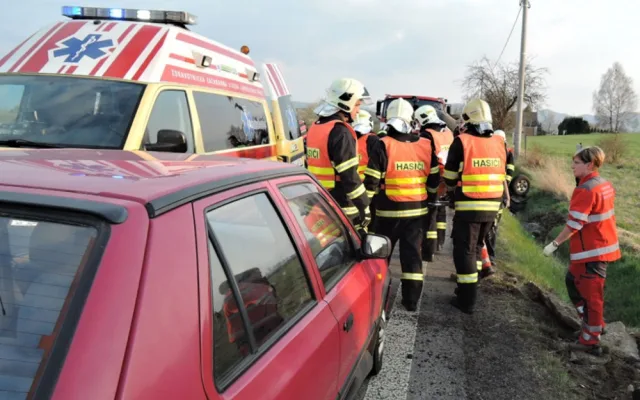 U Frýdlantu havarovalo auto. Řidiče transportoval vrtulník. Foto: HZSLK