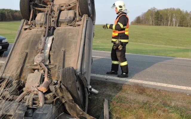 U Frýdlantu havarovalo auto. Řidiče transportoval vrtulník. Foto: HZSLK