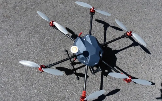 Tento týden představili zástupci Technické univerzity v Liberci hasičům dva modely bezpilotních letounů, přičemž jeden z nich disponoval kamerou. Foto: HZSLK