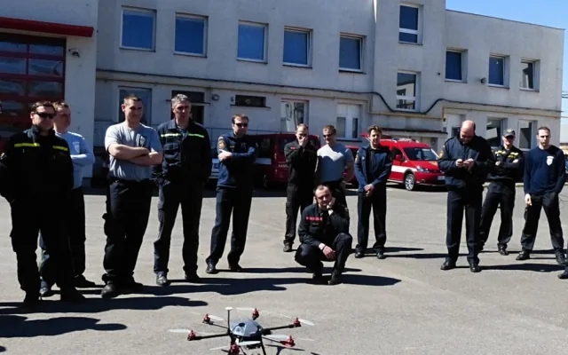 Tento týden představili zástupci Technické univerzity v Liberci hasičům dva modely bezpilotních letounů, přičemž jeden z nich disponoval kamerou. Foto: HZSLK
