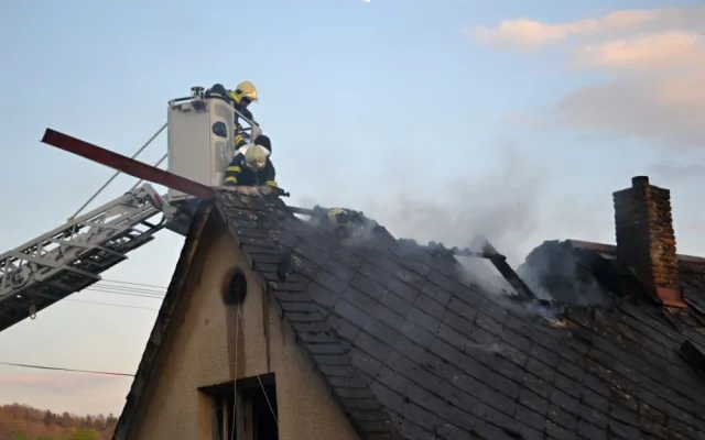 Za požár domu mohla nedbalost majitele. Foto: HZSLK