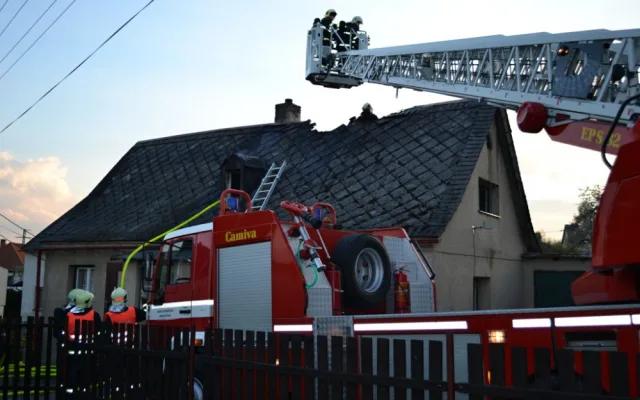 Za požár domu mohla nedbalost majitele. Foto: HZSLK