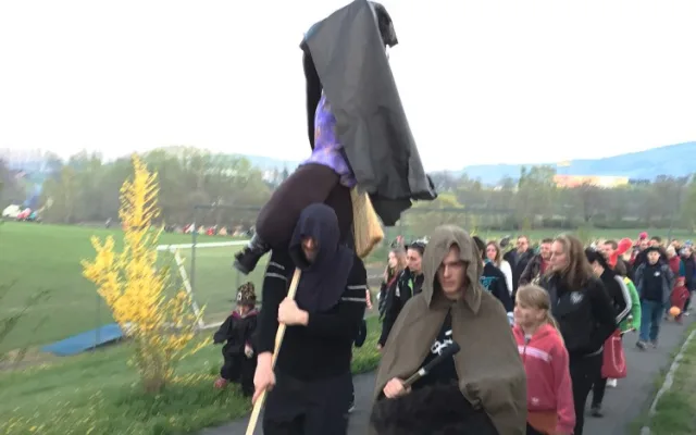 Pálení čarodějnic přilákalo k aréně 3500 lidí