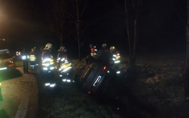 Na Albrechťáku havarovalo auto plné Poláků. Foto: Hasiči Frýdlant
