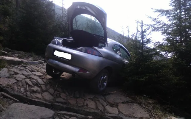 Řidič zasekl svůj Ford na hřebeni Krkonoš. Foto: Hasiči Pec pod Sněžkou