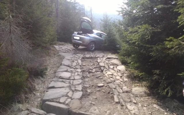 Řidič zasekl svůj Ford na hřebeni Krkonoš. Foto: Hasiči Pec pod Sněžkou
