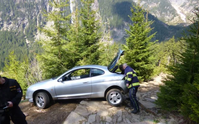 Řidič zasekl svůj Ford na hřebeni Krkonoš. Foto: Hasiči Pec pod Sněžkou